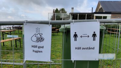 Två skyltar om att man ska hålla god handhygien.