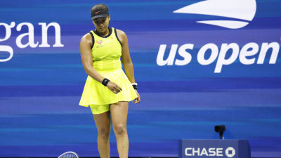 Naomi Osaka slänger sitt racket.