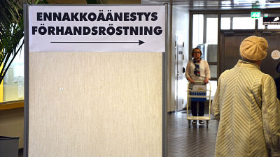 Skylt med förhandsröstning inne i Karleby stadshus