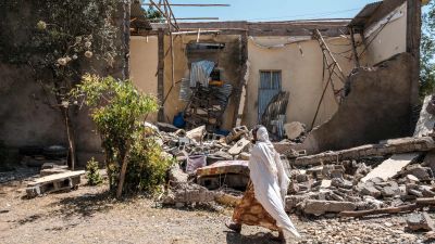 En kvinna framför ett skadat hus i Wukro norr om Mekele i Etiopien