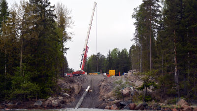 Gasrör som kommer upp från havet på land.