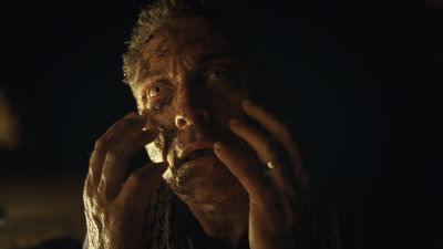 Rufus Sewell håller händerna mot sitt ansikte som håller på att ändra färg.