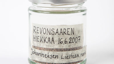 En glasburk med sand från S:t Johannes på Karelska näset.
