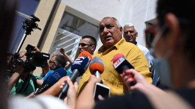 Bulgariens före detta premiärminister Bojko Borisov talar till pressen utanför en vallokal i Sofia.