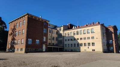 En tom skolgård och skolbyggnad.