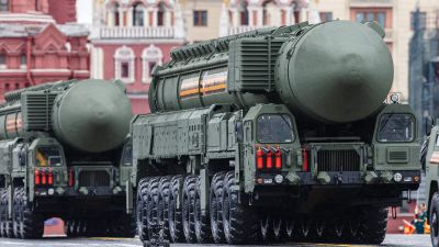Ryssland visade upp RS-24 Jars-missiler under segerdagsparaden i maj i år. Den här ballistiska roboten ska kunna bära tio kärnstridsspetsar.