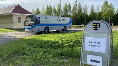 Biblioteksbuss som förhandsröstningslokal i Pieksämäki.