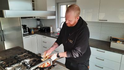 Eemeli Liljeström lagar mat i sitt kök.