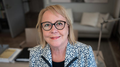 Riitta Kaivosoja työhuoneessaan.