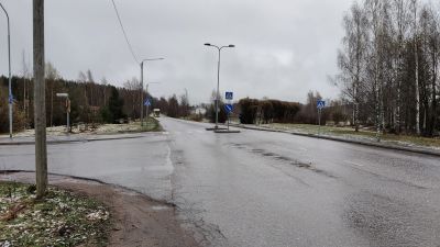 Vägskäl med övergångsställe i regnväder.
