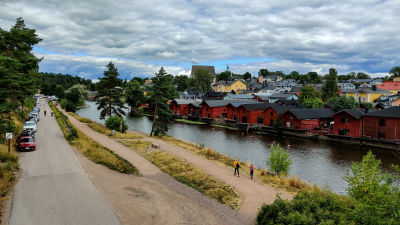 En stad och å fotograferat långt i från.