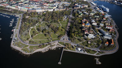Kuvassa on Helsingin Kaivopuisto toukokuussa 2020.