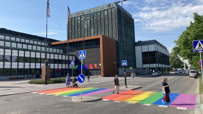 Turkuun maalattiin sateenkaarisuojatie jokirantaan.