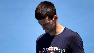 Novak Djokovic tittar nedåt.