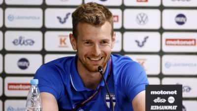Lukas Hradecky skrattar på presskonferens.