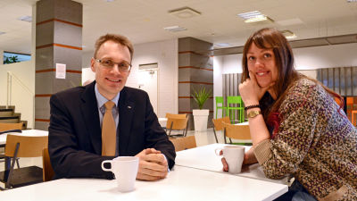 Tisdagssnackarna Oscar Taimitarha och Mia Haglund dricker en kopp kaffe innan sändningen.