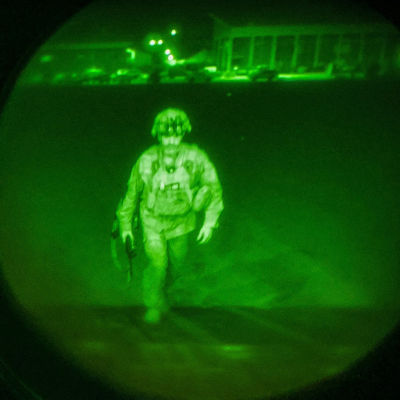 Den sista amerikanska soldaten i Afghanistan generalmajor Chris Dunahue stiger in i ett transportplan. Det är natt och bilden är tagen genom en mörkerlins.