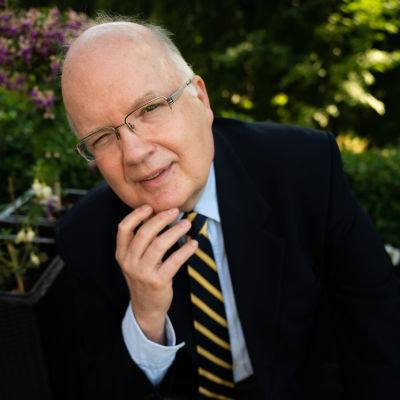 Peter Lundin henkilökuva kesäisellä pihalla.