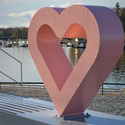 Hjärtat i Vasas logo med havet som bakgrund.
