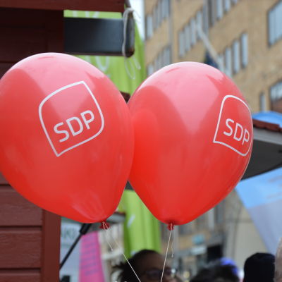 Närbild på SDP:s röda valballonger. 
