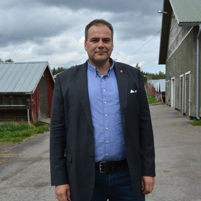 Man i kostym på pälsfarm.