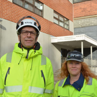 Risto Hovi, vd på BillerudKorsnäs Finland och Johanna Järviaho, skiftesmästare på pappersfabriken i Jakobstad. De är iklädda vita hjälmar och skyddskläder. 