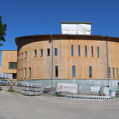 Fasaden på den nya delen av Mosebacke skola.
