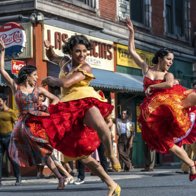 Anita (Ariana DeBose) dansar tillsammans med två andra kvinnor på gatan i New York.