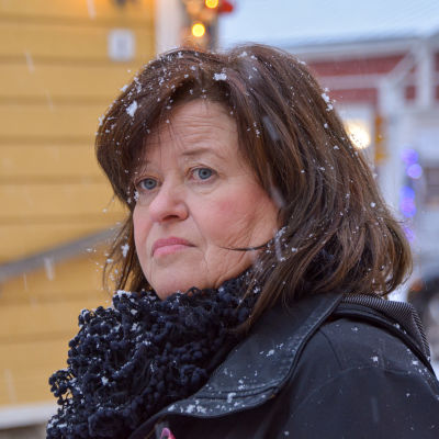 Sabine Forsblom utomhus i Gamla stan i Borgå i snöväder. 