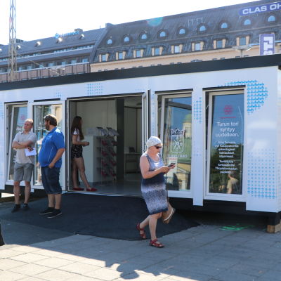 Den nya infocontainern på Salutorget i Åbo