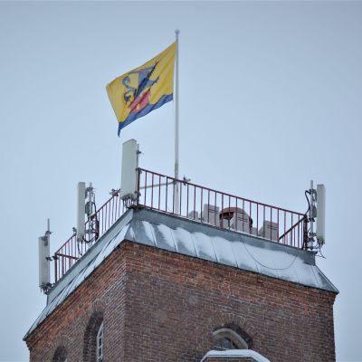 Lippu jossa Pietarsaaren vaakuna liehuu lipputangossa.