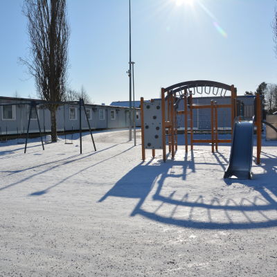 baracker och en klätterställning i vintervädret vid s:t karins svenska skola
