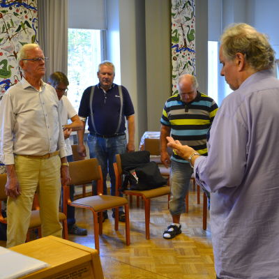 Teppo Salakka leder Runebergskören under övning.