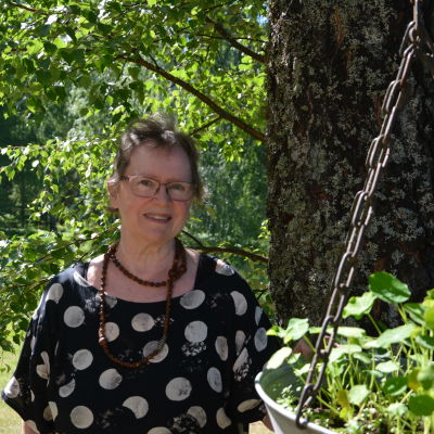 Ingeborg Spiik bredvid ett träd.