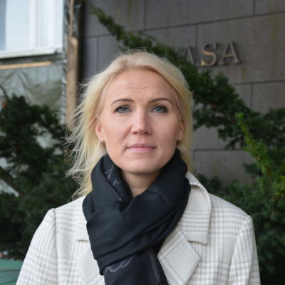 Marina Kinnunen, en vit kvinna med blont hår, står utanför Vasa centralsjukhus.