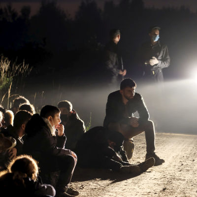 En grupp illegala migranter gripna Vorzova, Lettland i augusti 2021.