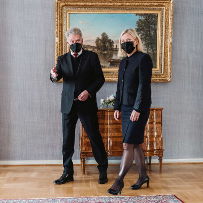 Suomen tasavallan presidentti Sauli Niinistö ja ruotsin pääministeri Magdalena Andersson presidentinlinnassa.