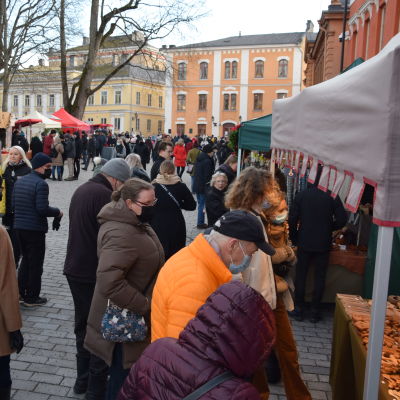 Folk besöker Åbos julmarknad på Gamla stortorget.