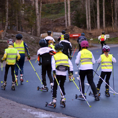 Grupp med juniorer tränar på rullskidbanan i Vörå.