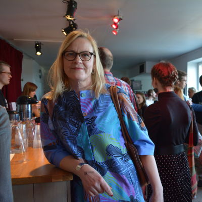 Eva Biaudet lutad mot bardisk på teaterpaus.
