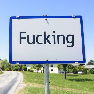 En skylt som indikerar att man kommer in i byn Fucking i Österrike