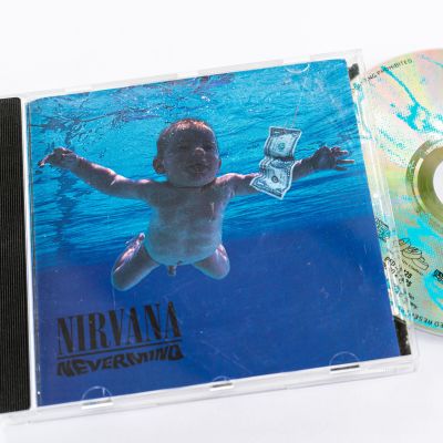Nirvana Nevermind levyn kansi ja cd-levy.