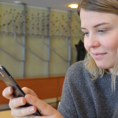 Anna-Emilie Lindberg med mobiltelefon.