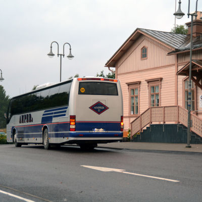 En buss utanför Ekenäs resecenter.