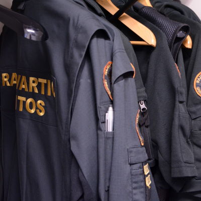 Klädskåp med gränsbevakares uniformer och tjänstekläder.