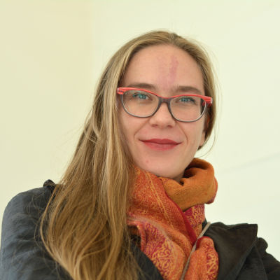 En kvinna med långt hår och glasögon