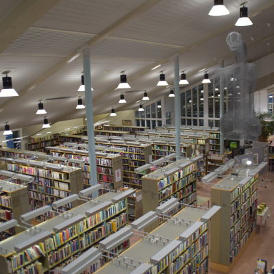 Ett bibliotek med många bokhyllor och böcker fotograferat uppifrån.
