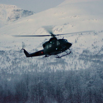 En helikopter flyger vid ett fjäll i Norge.