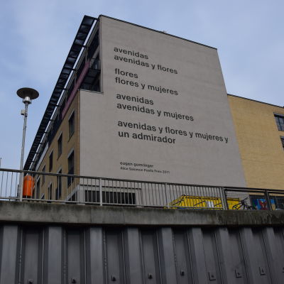 Eugen Gomringers dikt avenidas på fasaden vid Alice Salomon-högskolan i Berlin