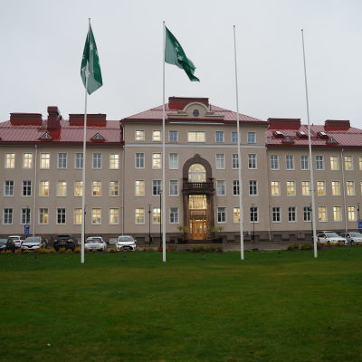 Huvudbyggnaden på Ekåsenområdet där Raseborgs stads administration finns i dag.
